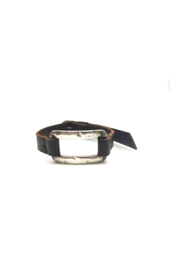 Pulsera Horizonte de cuero marrón con eslabón metálico rectangular abierto de acabado plateado.