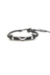 Pulsera Travesía de cuero oscuro trenzado con pieza metálica plateada y líneas entrelazadas.