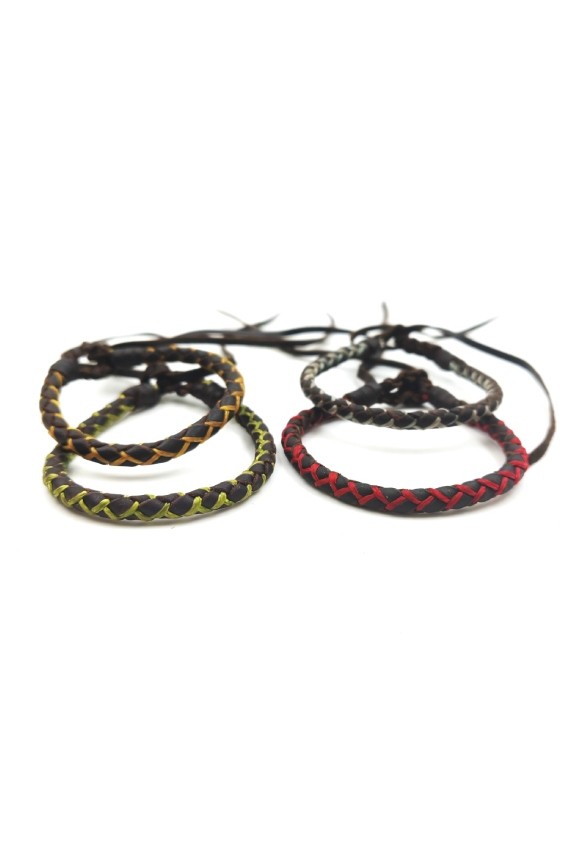 Pulseras Sendero de cuero marrón trenzado con hilos de diferentes colores, estilo boho hippie artesanal.