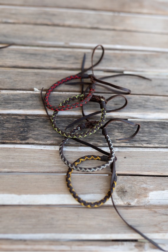 Pulseras Sendero de cuero marrón trenzado con hilos de diferentes colores, estilo boho hippie artesanal.
