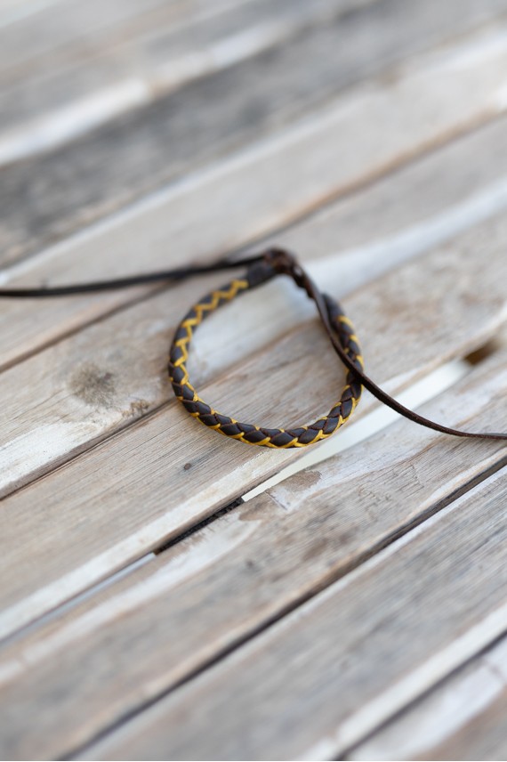 Pulseras Sendero de cuero marrón trenzado con hilos de diferentes colores, estilo boho hippie artesanal.
