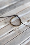Pulseras Sendero de cuero marrón trenzado con hilos de diferentes colores, estilo boho hippie artesanal.