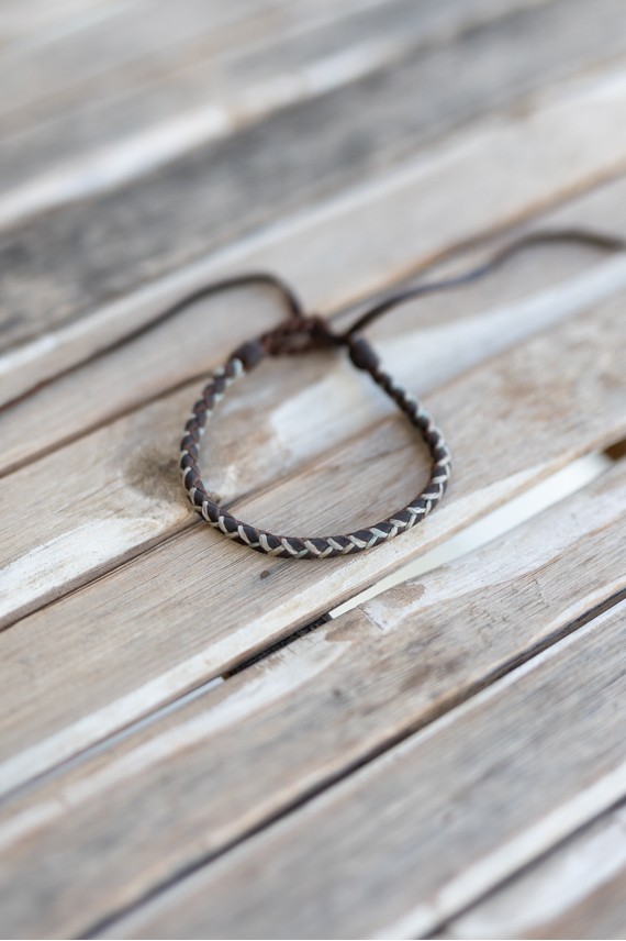 Pulseras Sendero de cuero marrón trenzado con hilos de diferentes colores, estilo boho hippie artesanal.