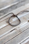 Pulseras Sendero de cuero marrón trenzado con hilos de diferentes colores, estilo boho hippie artesanal.