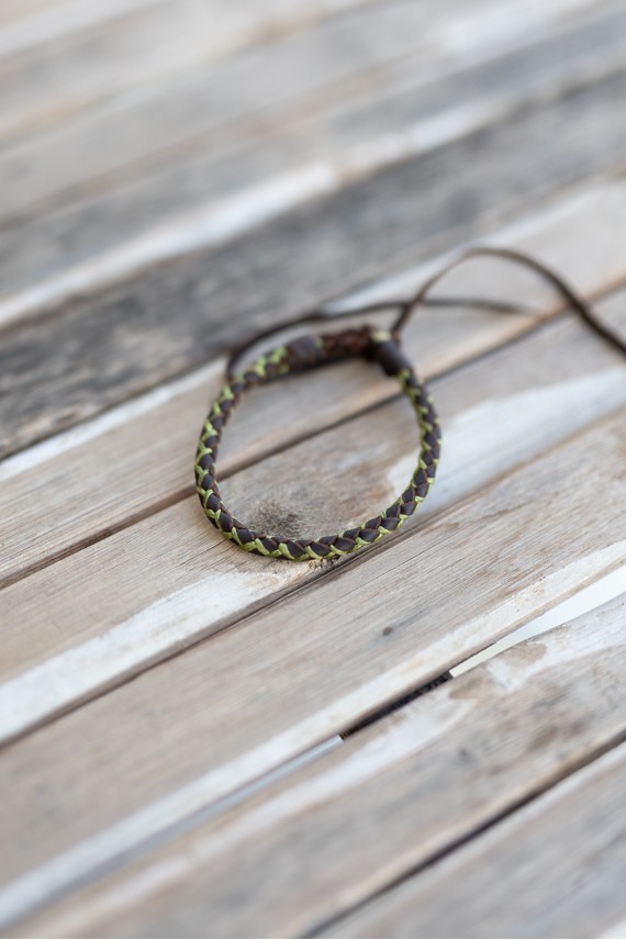 Pulseras Sendero de cuero marrón trenzado con hilos de diferentes colores, estilo boho hippie artesanal.