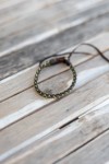 Pulseras Sendero de cuero marrón trenzado con hilos de diferentes colores, estilo boho hippie artesanal.