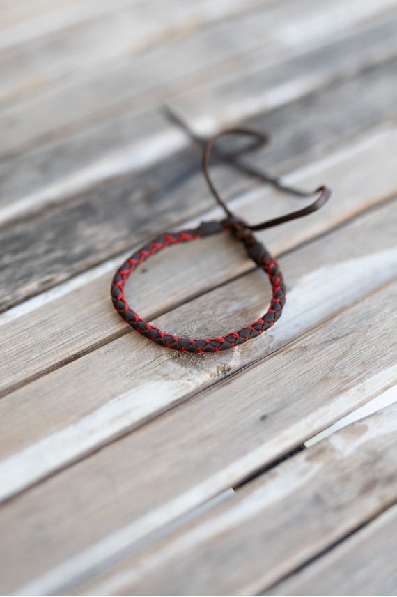Pulseras Sendero de cuero marrón trenzado con hilos de diferentes colores, estilo boho hippie artesanal.