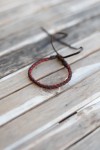 Pulseras Sendero de cuero marrón trenzado con hilos de diferentes colores, estilo boho hippie artesanal.