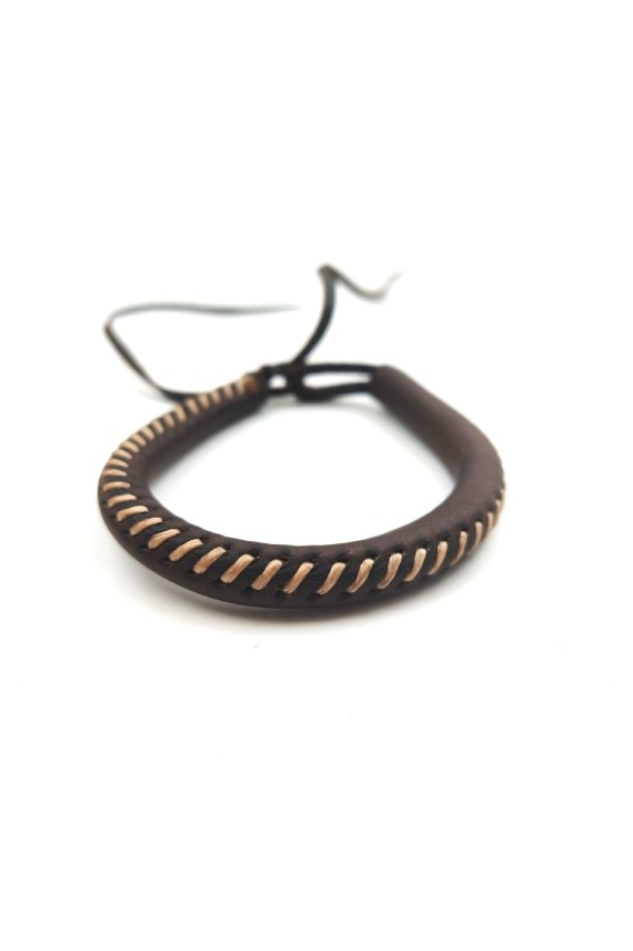 Pulsera Senda de cuero marrón con costura artesanal clara en contraste, diseño boho natural.
