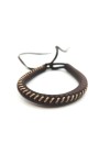 Pulsera Senda de cuero marrón con costura artesanal clara en contraste, diseño boho natural.