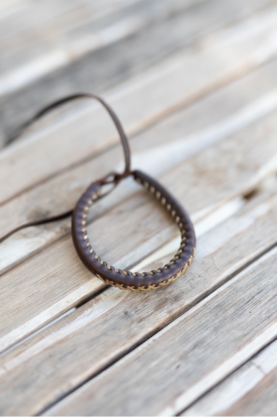 Pulsera Senda de cuero marrón con costura artesanal clara en contraste, diseño boho natural.