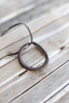 Pulsera Senda de cuero marrón con costura artesanal clara en contraste, diseño boho natural.