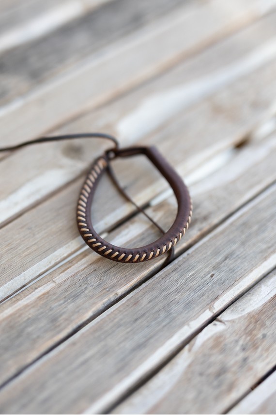 Pulsera Senda de cuero marrón con costura artesanal clara en contraste, diseño boho natural.