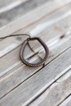Pulsera Senda de cuero marrón con costura artesanal clara en contraste, diseño boho natural.