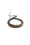 Pulsera Raíz de cuero marrón con bordado cruzado artesanal en tono natural.
