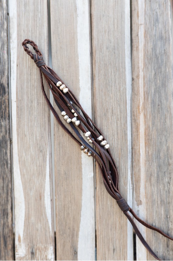 Pulsera boho Cascada de cuero marrón con abalorios plateados y diseño artesanal Samarkanda.