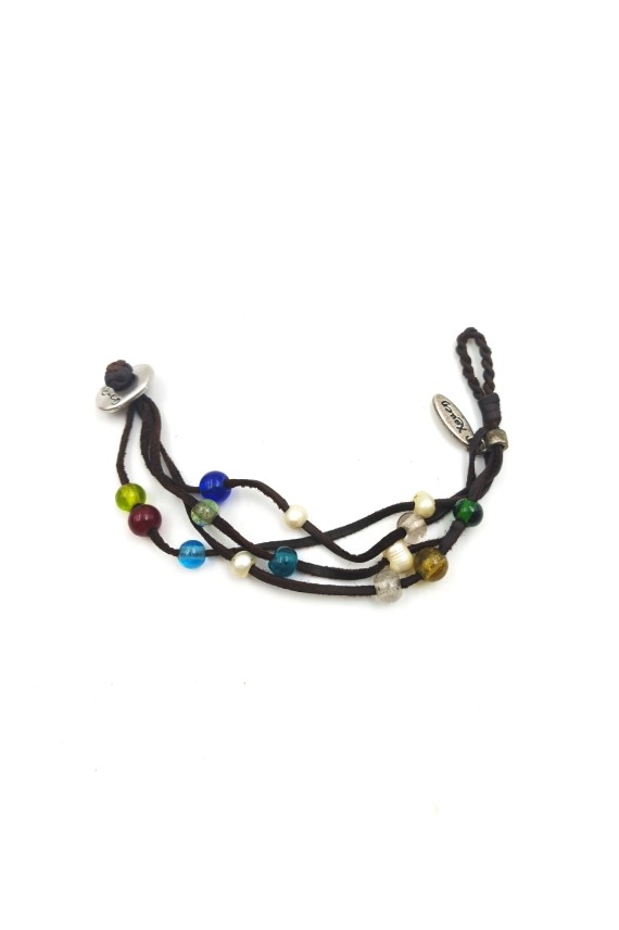 Pulsera Oasis de cuero marrón con varias tiras y cuentas multicolor de estilo boho artesanal.