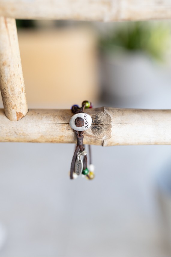 Pulsera Oasis de cuero marrón con varias tiras y cuentas multicolor de estilo boho artesanal.