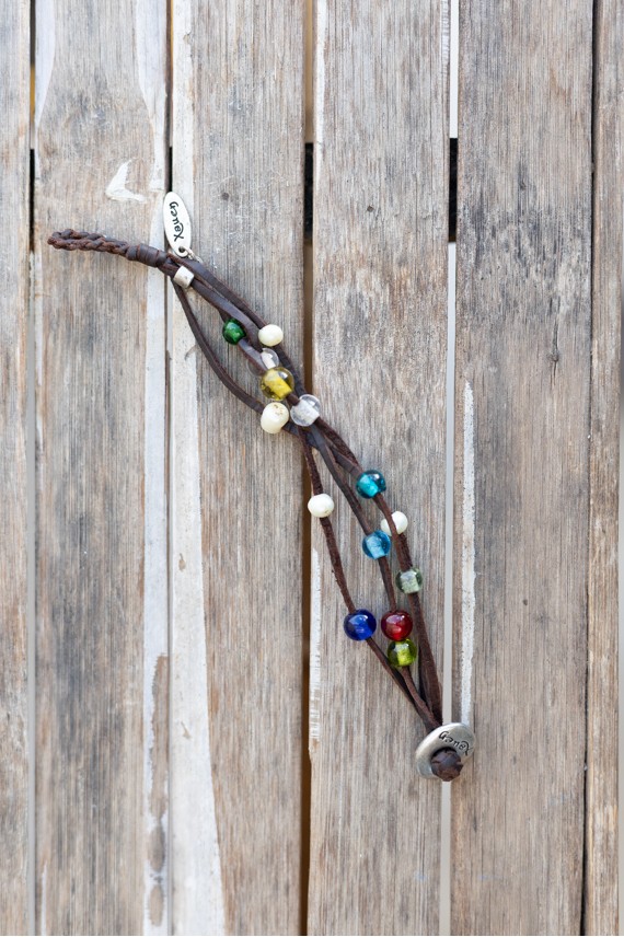 Pulsera Oasis de cuero marrón con varias tiras y cuentas multicolor de estilo boho artesanal.