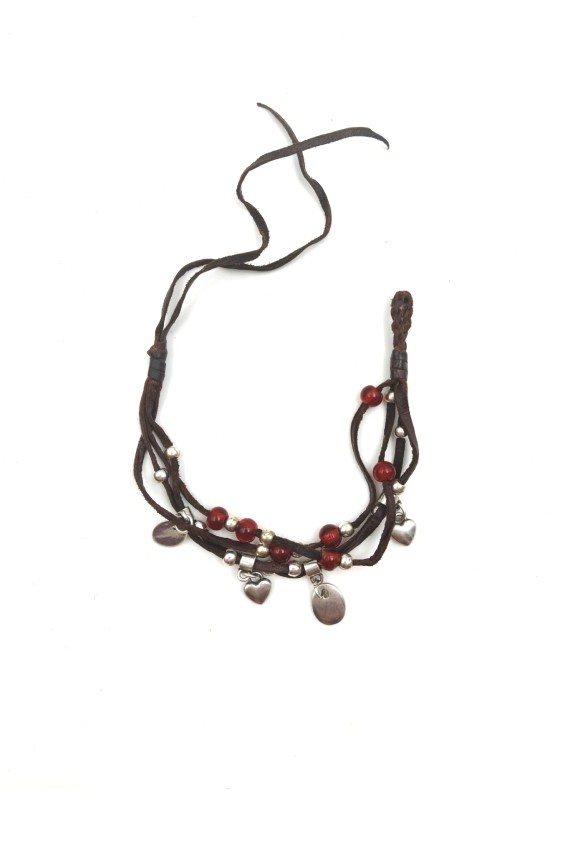 Pulsera Fuego de cuero marrón con cuentas rojas, abalorios y corazones metálicos de estilo boho.