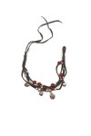 Pulsera Fuego de cuero marrón con cuentas rojas, abalorios y corazones metálicos de estilo boho.