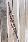Pulsera Fuego de cuero marrón con cuentas rojas, abalorios y corazones metálicos de estilo boho.