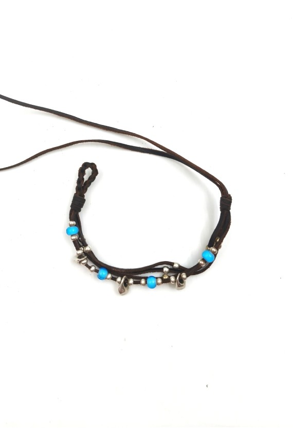 Pulsera Laguna de cuero marrón con cuentas azules turquesa y abalorios metálicos, diseño artesanal Samarkanda.