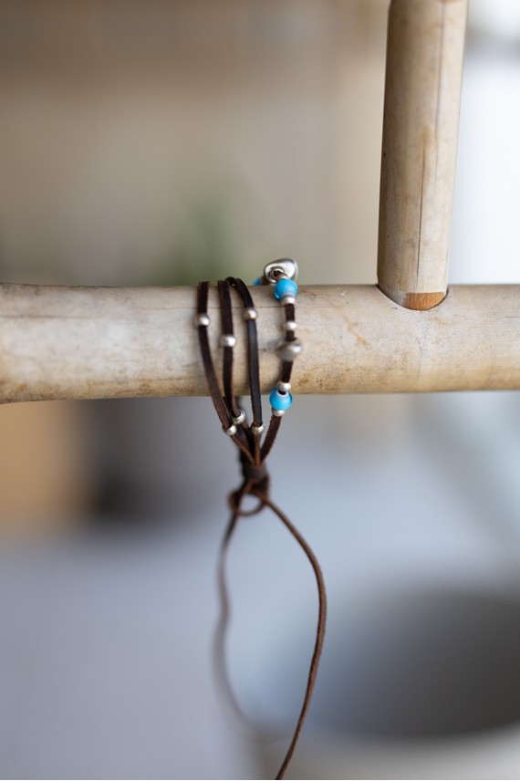 Pulsera Laguna de cuero marrón con cuentas azules turquesa y abalorios metálicos, diseño artesanal Samarkanda.