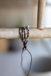 Pulsera Laguna de cuero marrón con cuentas azules turquesa y abalorios metálicos, diseño artesanal Samarkanda.