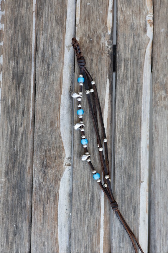 Pulsera Laguna de cuero marrón con cuentas azules turquesa y abalorios metálicos, diseño artesanal Samarkanda.