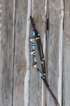 Pulsera Laguna de cuero marrón con cuentas azules turquesa y abalorios metálicos, diseño artesanal Samarkanda.