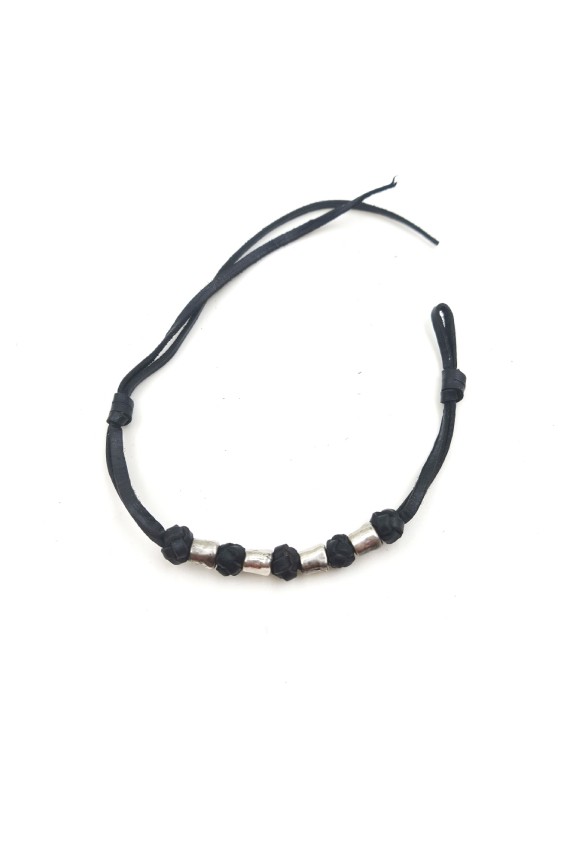 Pulsera Noche de cuero negro con abalorios metálicos plateados y nudos de estilo boho.