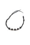 Pulsera Noche de cuero negro con abalorios metálicos plateados y nudos de estilo boho.