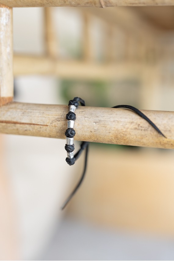 Pulsera Noche de cuero negro con abalorios metálicos plateados y nudos de estilo boho.