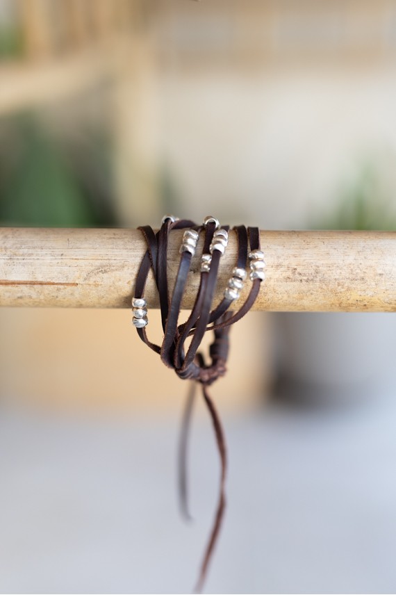 Pulsera boho Cascada de cuero marrón con abalorios plateados y diseño artesanal Samarkanda.