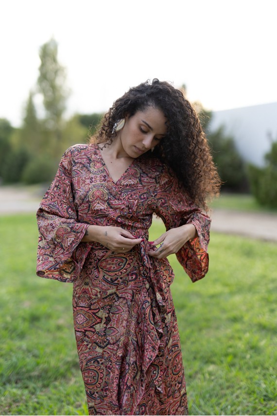 Vestido pareo largo de seda y viscosa con estampado paisley multicolor e hilos dorados, detalle frontal Samarkanda.