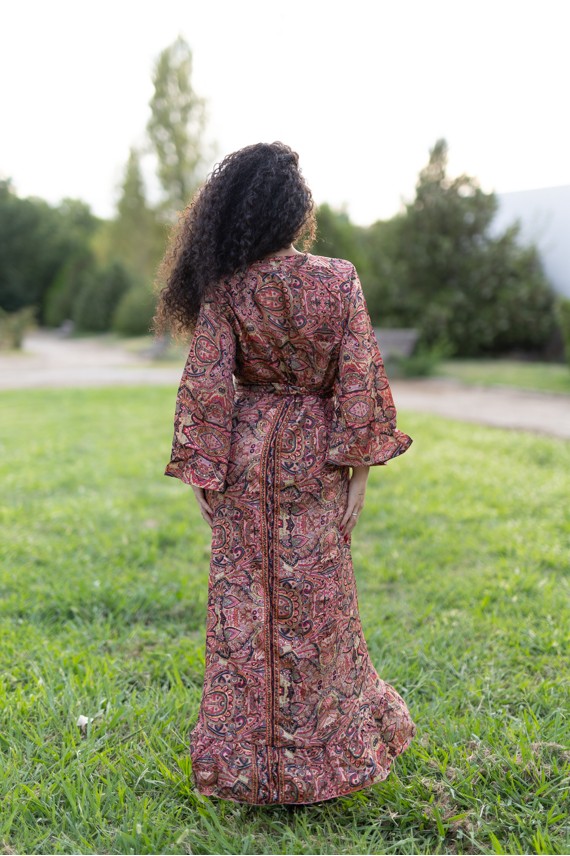 Vestido pareo largo paisley con hilos dorados y cinturón ajustable, vista trasera Samarkanda.