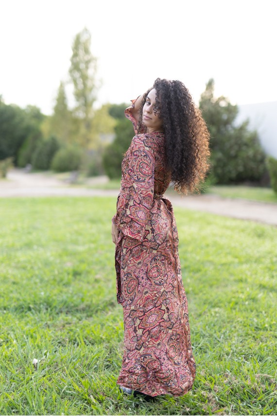 Vestido pareo paisley multicolor de seda y viscosa visto de perfil, moda boho femenina Samarkanda.