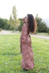 Vestido pareo paisley multicolor de seda y viscosa visto de perfil, moda boho femenina Samarkanda.