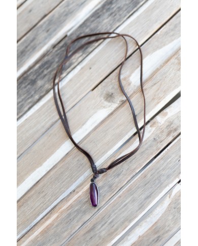 Collar de cuero artesanal con gema natural violeta en cabujón y nudo corredizo ajustable.