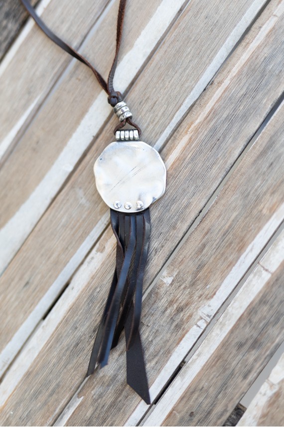 Collar Cuero Medallón Circular Zamak