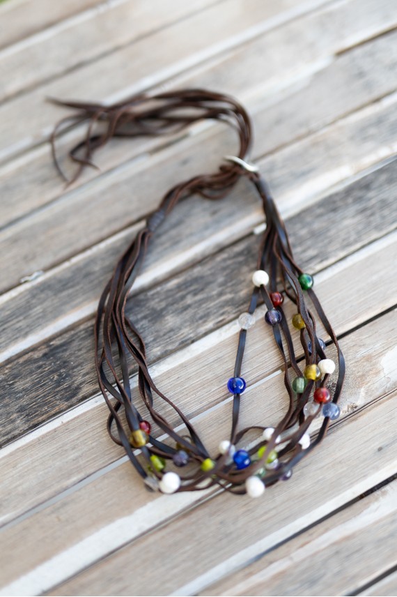 Collar de cuero multitiras con gemas de colores y cierre regulable de estilo boho.