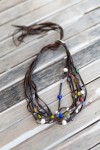 Collar de cuero multitiras con gemas de colores y cierre regulable de estilo boho.