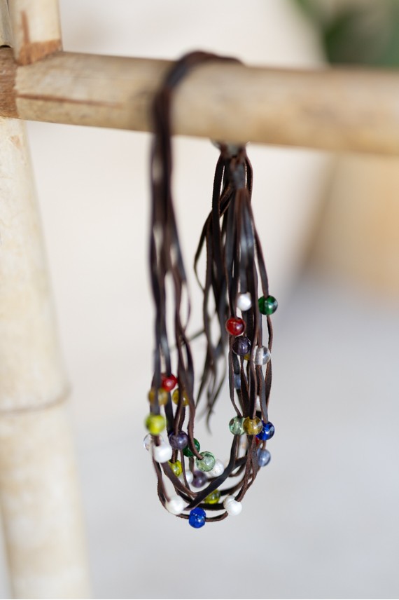 Collar artesanal de cuero con pequeñas gemas de colores, diseño multitiras estilo boho.