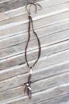 Collar de cuero marrón con perlas, colgante de tiras y cierre regulable con botón.