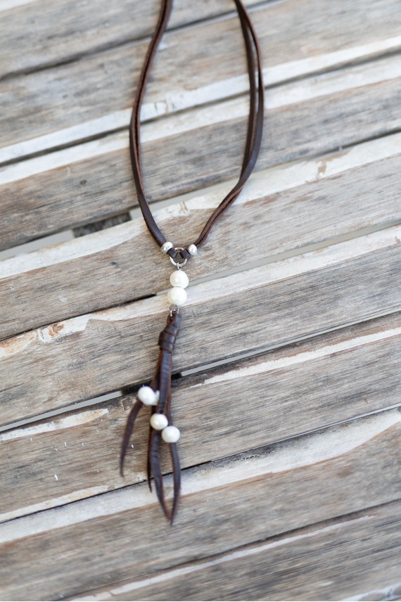 Collar de cuero de doble tira con perlas blancas colgantes y flecos de estilo boho chic.