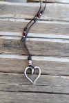 Collar de cuero marrón con corazón plateado, gemas de colores y cierre regulable.