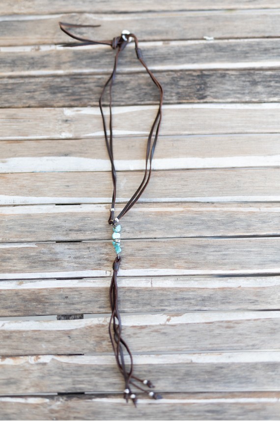 Collar boho de cuero marrón con piedras de turquesa natural y tiras colgantes.