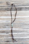 Collar boho de cuero marrón con piedras de turquesa natural y tiras colgantes.