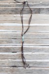 Collar de cuero de doble tira con turquesas naturales, flecos largos y cierre regulable.
